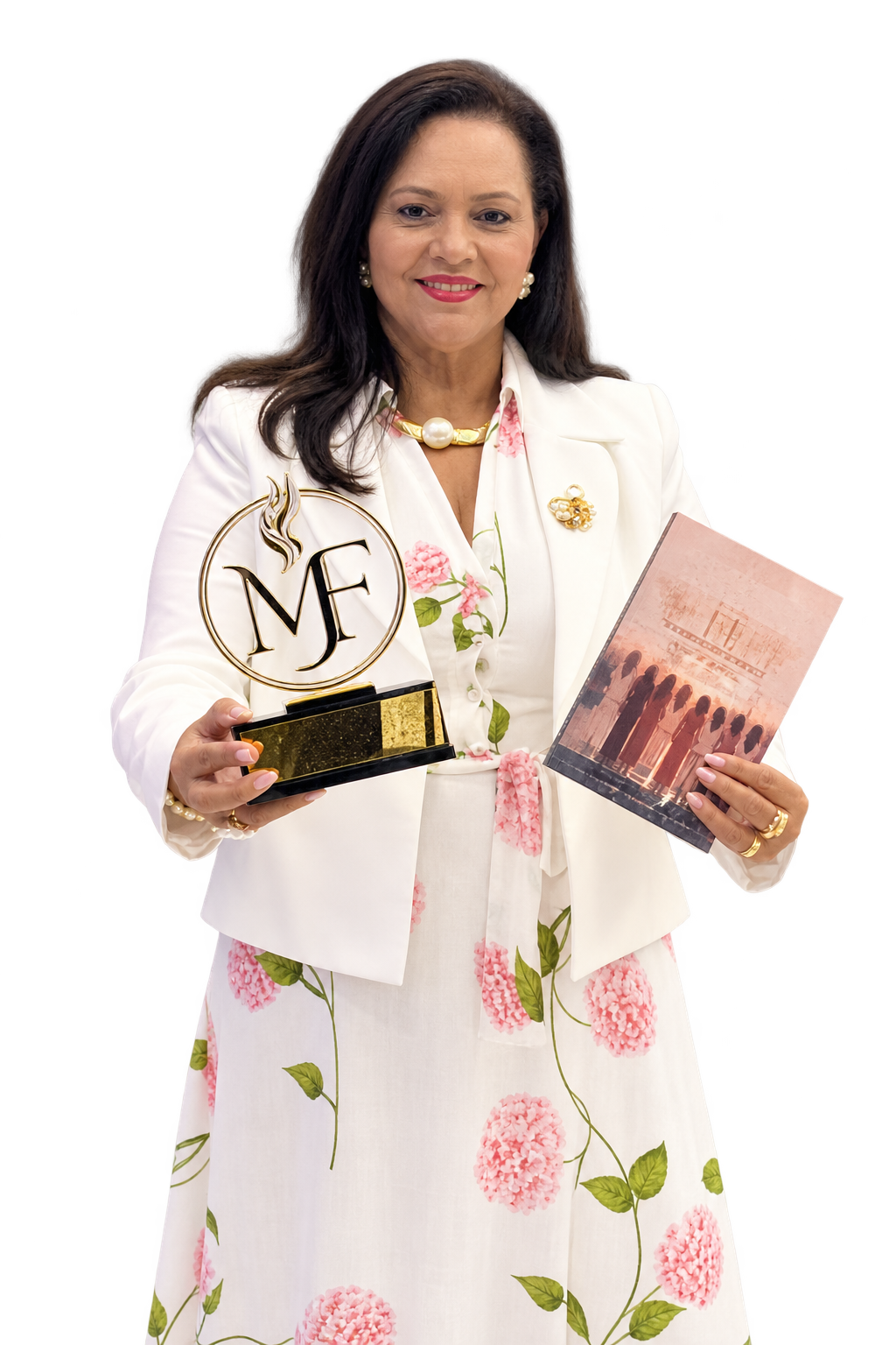 Dra. Marizete França Gomes segurando o troféu MF e o livro Mulheres de Fé
